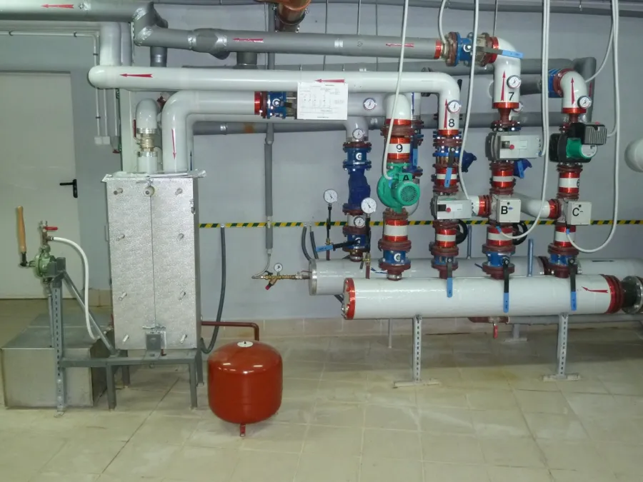 Węzeł cieplny z instalacją rurową i armaturą