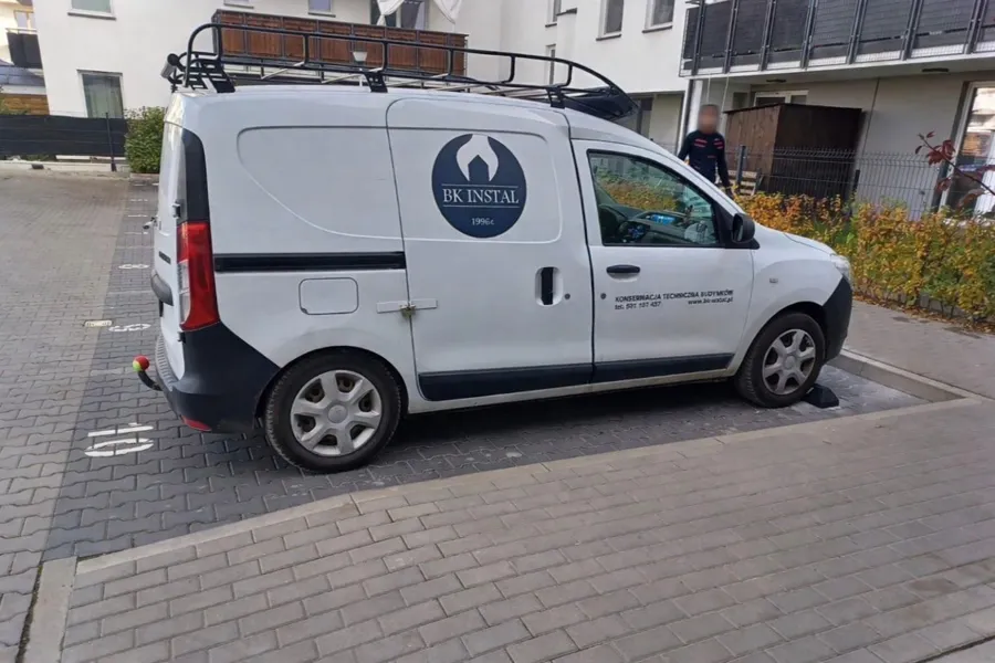 Samochód serwisowy przed obiektem